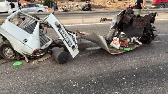 Bariyere Çarpan Araç Hurda Yığını Oldu: Korkunç Kaza Detayları
