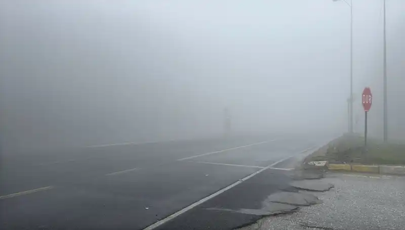Bolu Dağı'nda Sis Etkisiyle Görüş Mesafesi Düşüyor: Yol Güvenliği Tehlikede!