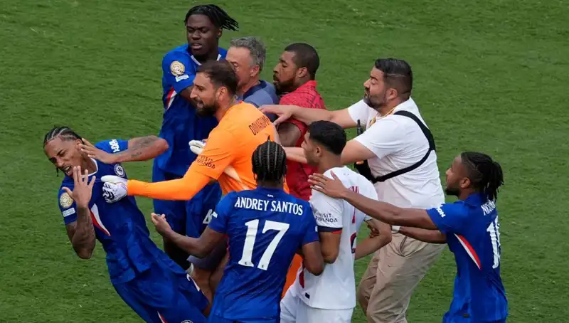 Dev Finalde Şok Gece: Teknik Direktörden Futbolcuya Yumruklu Kavga