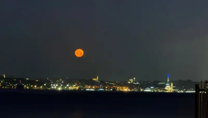 Çilek Dolunayı İstanbul'da Hayran Bırakan Görsel Şölene Dönüştü