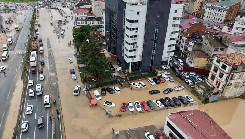 Trabzon'da Sel Felaketi: Çamur İçinde Kayıp Kişiyi Arama Çalışmaları Devam Ediyor