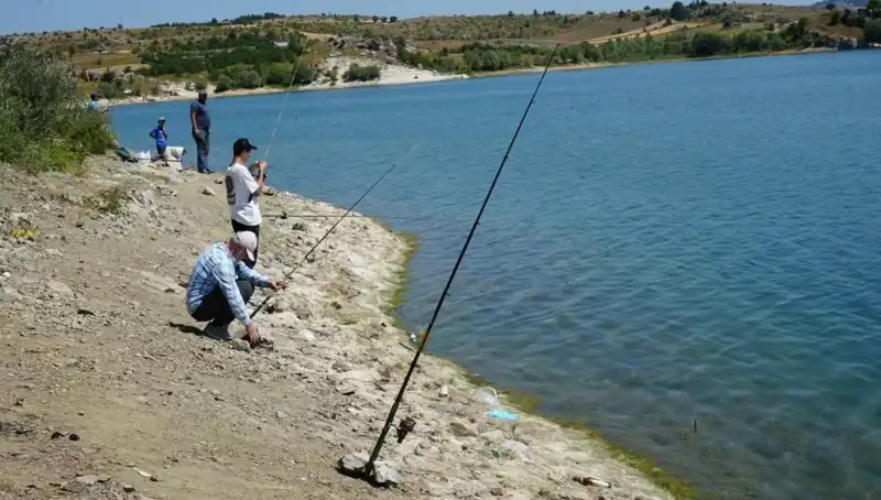 Kafesler Patladı: Balık Avcıları Baraja Akın Etti!