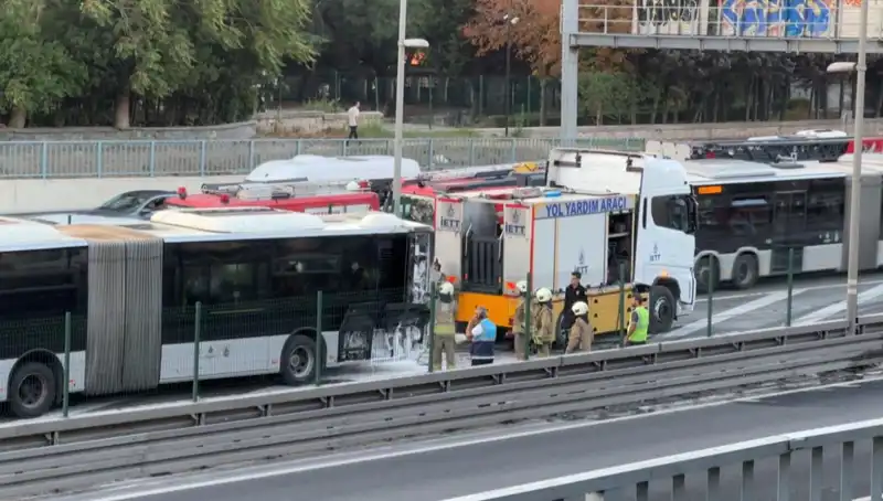 İstanbul'da Metrobüs Yangını: Trafikte Zorlu Anlar Yaşanıyor