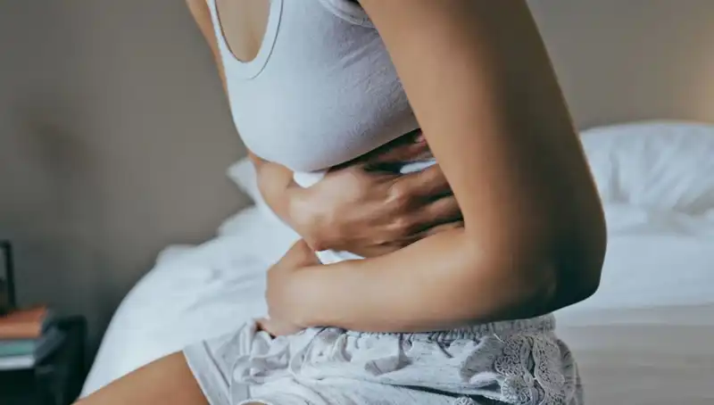 22 Yaşında Bağırsak Kanseri Teşhisi: Belirtileri Neden Görmezden Geldi?