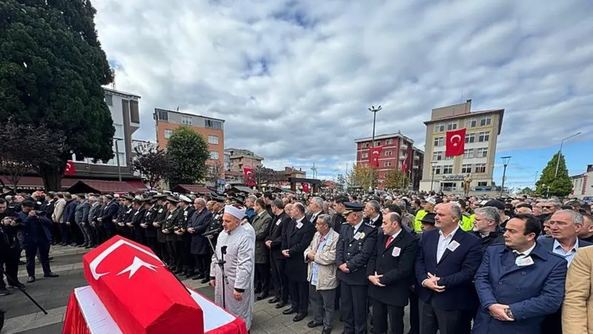 İstanbul’da Trafik Kazasında Şehit Olan Polis, Törenle Toprağa Verildi; IETT Şoförü Tutuklandı