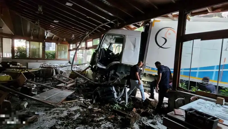 Freni Boşalan Kamyon, Şehir Merkezindeki Restorana Daldı!
