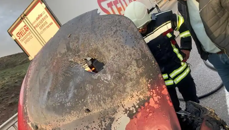 Seyir Halindeki Otomobil Alev Alev Yandı: Sıfır Araçta Şok Edici Anlar