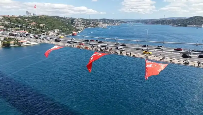 İstanbul'un İkonik Köprüsünde Dev Türk Bayrağı Dalgalanıyor