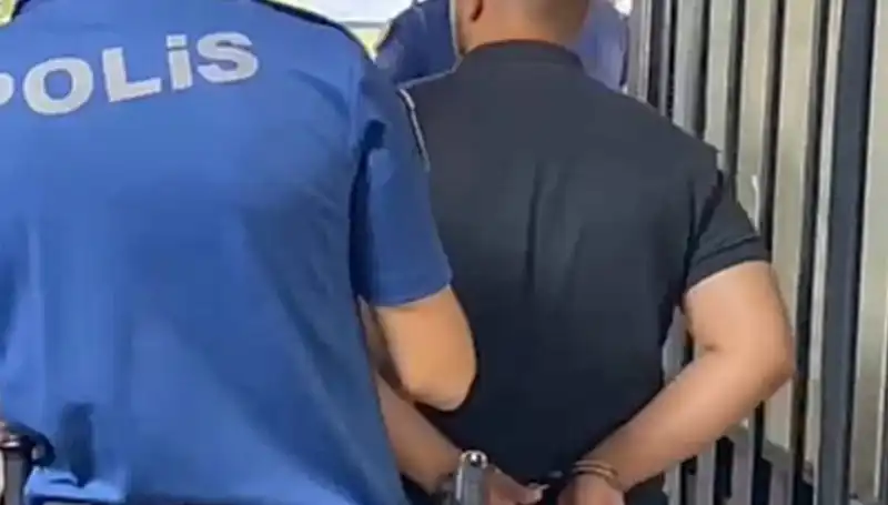 İzmir'de Polis Memurlarına Saldıran Şahıs Yakalandı ve Tutuklandı