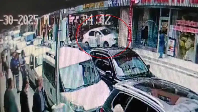 Alkollü Sürücünün Mağazaya Daldığı Anlar, İki Çocuğu Son Anda Kurtardı