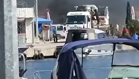 Tuzla Balıkçı Barınağında Çıkan Lastik Yangını Korkuttu!