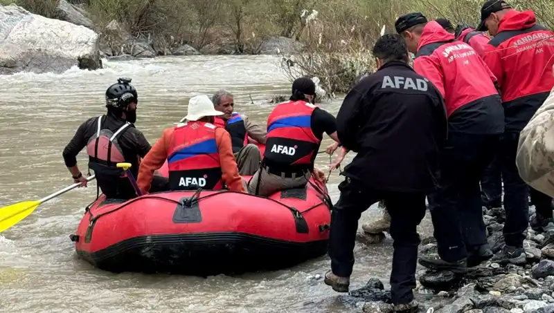 Zap Suyu Kenarında Mahsur Kalan 4 Kişi Kurtarıldı, İşte O Anlar!