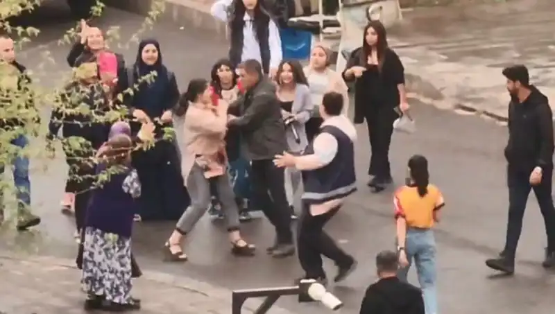 Adliye Önünde Yaşanan Tekmeli Yumruklu Kavga Gözler Önünde Gerçekleşti