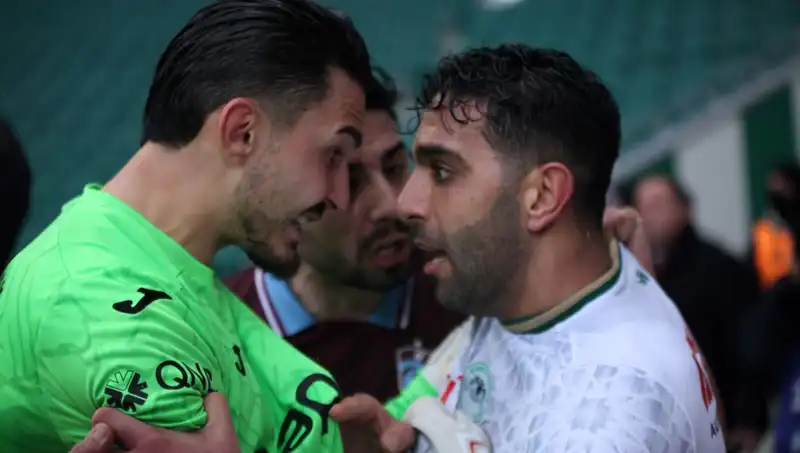 Konyaspor-Trabzonspor Maçında Gergin Anlar: Futbolcular Arasında Arbede