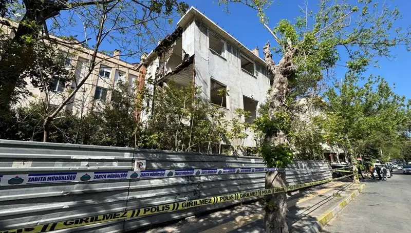 Bakırköy'de Metruk Bina Depremin Kurbanı: Çökme Anları Kamerada!
