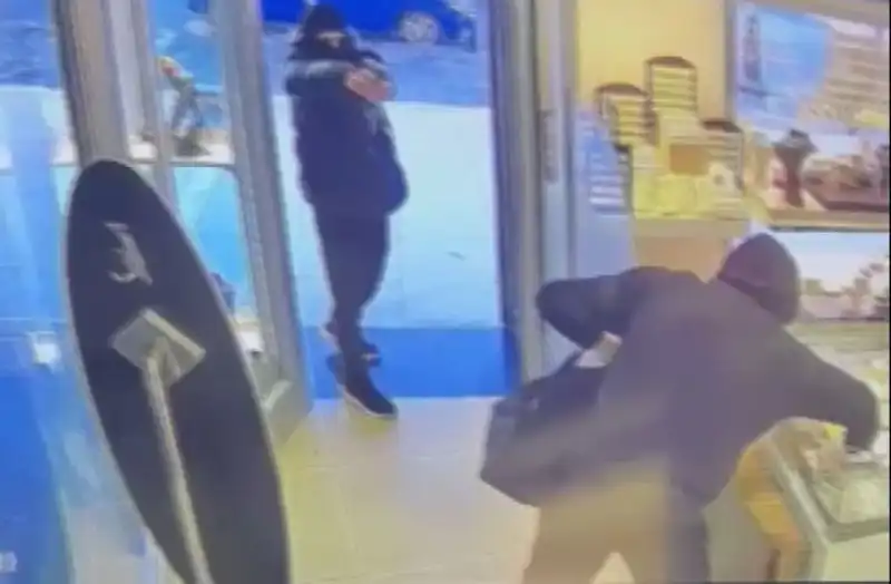 Ümraniye'de Maskeli Soygun Girişimi: Korku Dolu Anlar Yaşandı