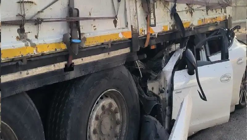 TIR Kazası: Arkadan Gelen Araç Ok Gibi Saplandı
