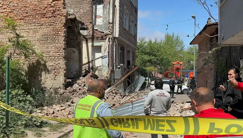 Fatih'te Depremin Ardından Bina Çöktü: Olayın Ayrıntıları