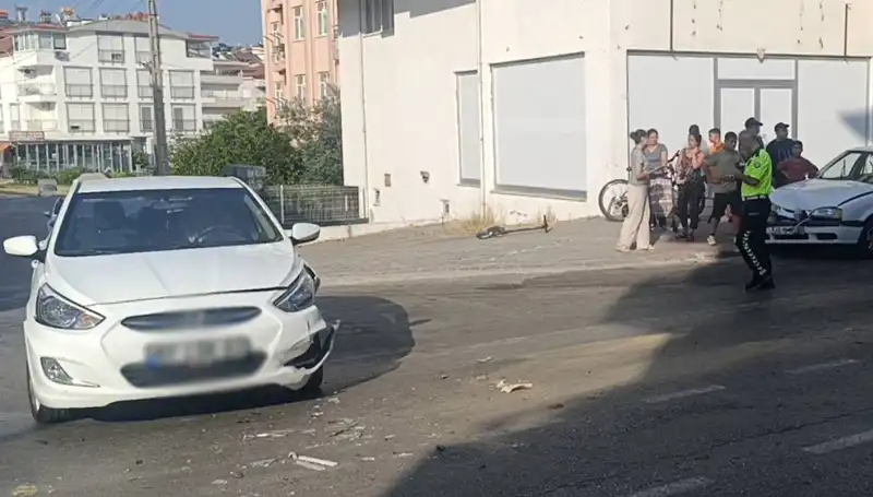 Antalya'da Faciaya Neden Olan İki Otomobil Çarpıştı