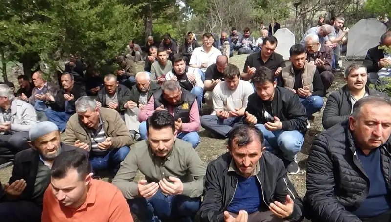 Küçük Köyde Duygu Dolu Veda Töreni: Sevgiyle Uğurlanan Bir Kahraman
