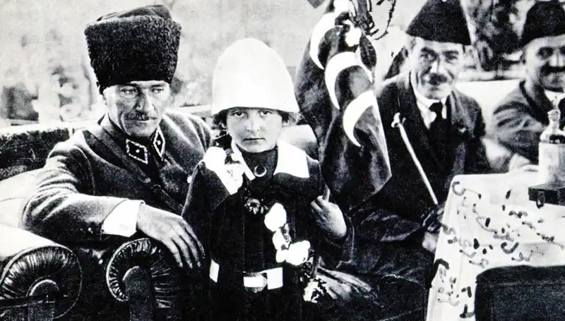 Unutulmaz Fotoğrafın Hikayesi: O Şapkanın Altında Gizli Bir Bayram Var!