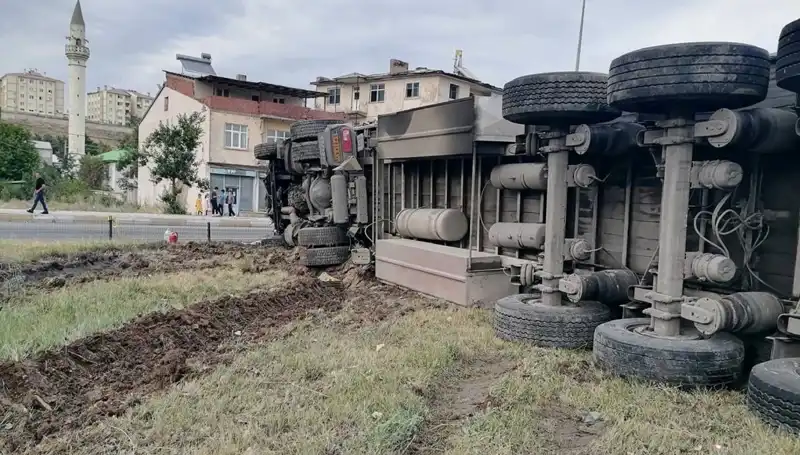 Erzurum'da Freni Boşalan TIR, Birçok Aracın Üzerine Düştü