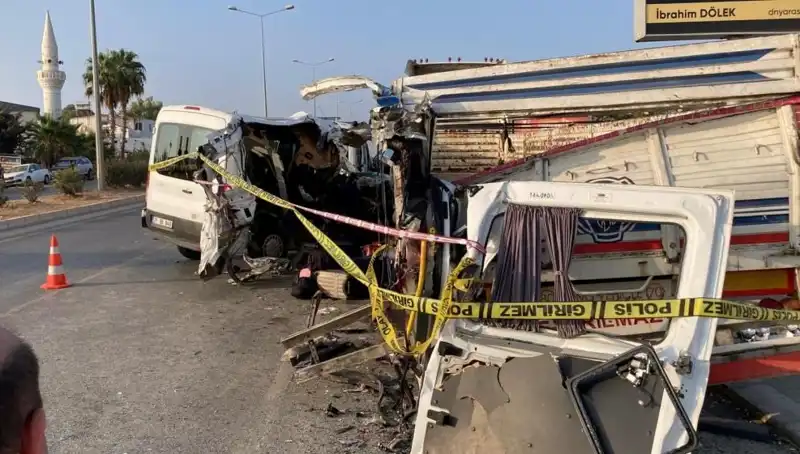 Mersin’de Tatil Yolunda Feci Kaza: İki Kişi Hayatını Kaybetti, 10 Yaralı