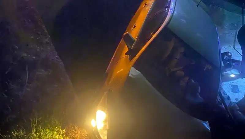 Adana’da Otomobil Şarampole Devrildi: Korkutan Kaza!