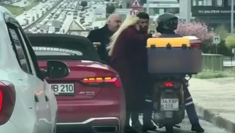 D-100'de Korkunç Anlar: Motokuryeye Silah Çeken Sürücü Gözaltına Alındı