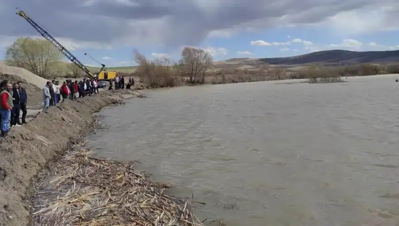 Kızılırmak Nehri'nde Kaybolan 17 Yaşındaki Mehmet İçin Arama Çalışmaları Sürüyor