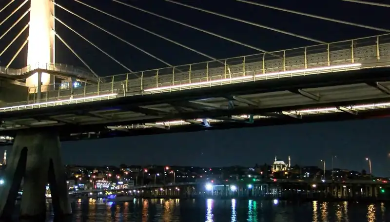 Metro Köprüsünden Denize Düşen Kişiye Ulaşılmaya Çalışılıyor