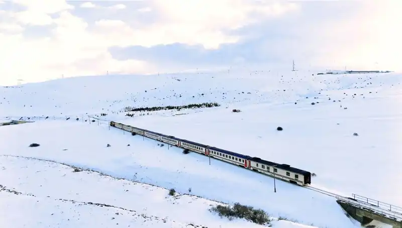 Turistik Doğu Ekspresi: Karla Kaplı Ovalarda Masalsı Bir Yolculuğa Çıkın!