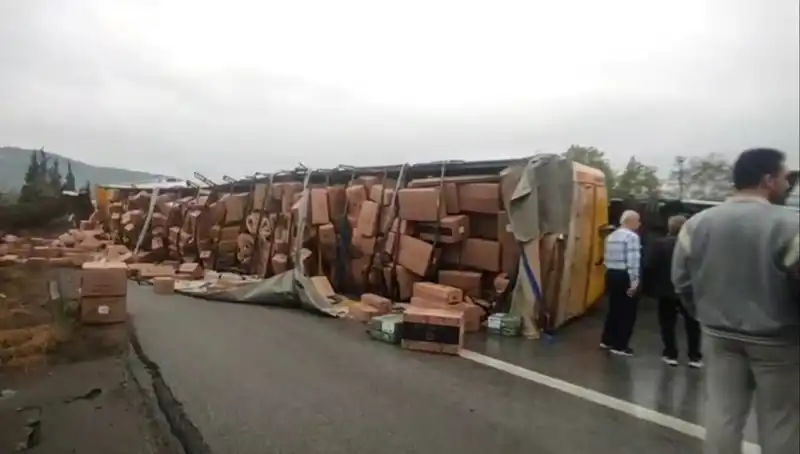TEM Otoyolu’nda TIR Devrildi: Ankara Yolu Kapatıldı, Trafik Felç Oldu!