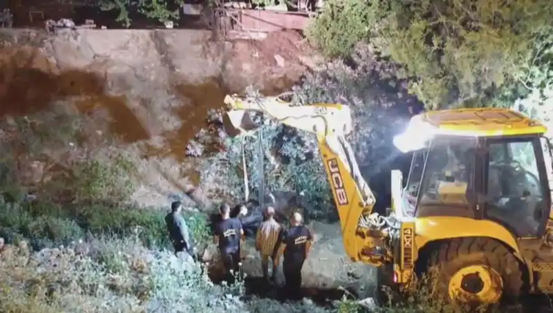 Hatay’da İneğe Kurtarma Operasyonu: Kahramanlar Hayvanı Kurtardı