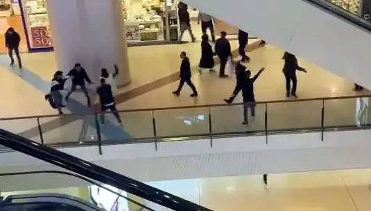 İstanbul AVM’sinde Şok Edici Kavga: Güvenlik Kameraları Anbean Kaydetti