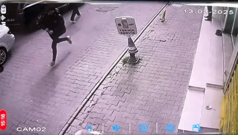 İstanbul’da Silahlı Saldırı: Bacağından Vurulan Adam Hastaneye Kaldırıldı
