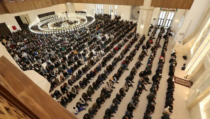 4 Nisan 2025 Cuma Namazı Saatleri: İstanbul'dan İzmir'e Hangi Saatte Kılınacak?