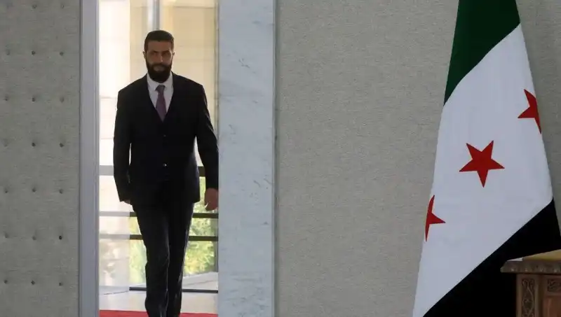 Paris'te Şara-Macron Zirvesi: Fransa Suriye'nin Yeniden İnşası İçin Harekete Geçti