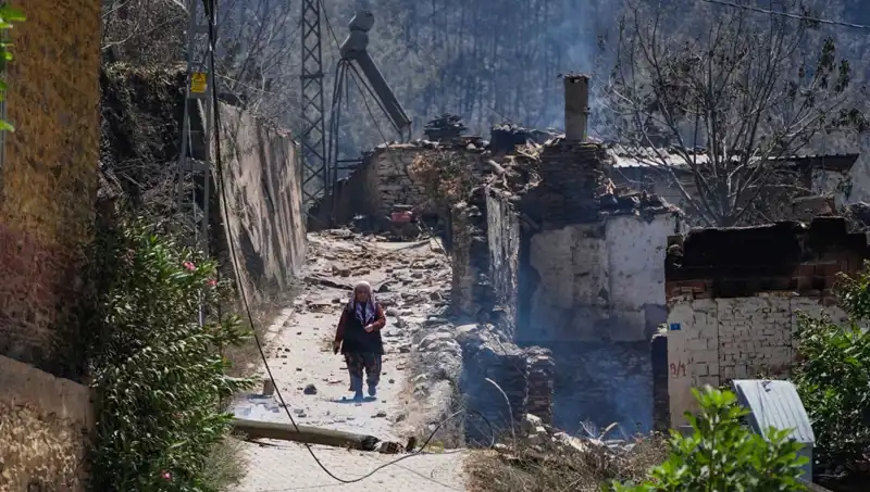 İzmir ve Bilecik'teki Yangınlar: 415 Bina Kül Oldu, Hayat Mahvoldu