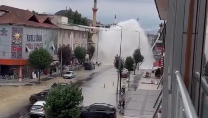 İçme Suyu Hattında Şok: Boru Patlayınca Su Gökyüzüne Fışkırdı!