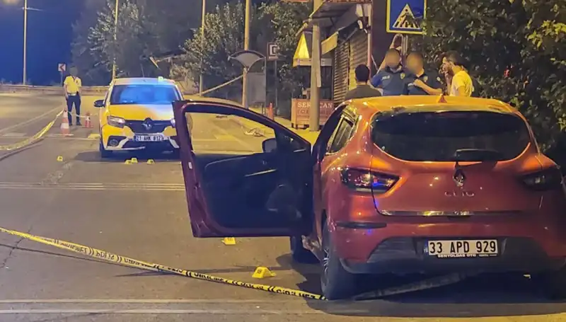: Silahtan Sızan Kurşunlar: Otomobil Saldırısında 2 Ölü, 5 Yaralı