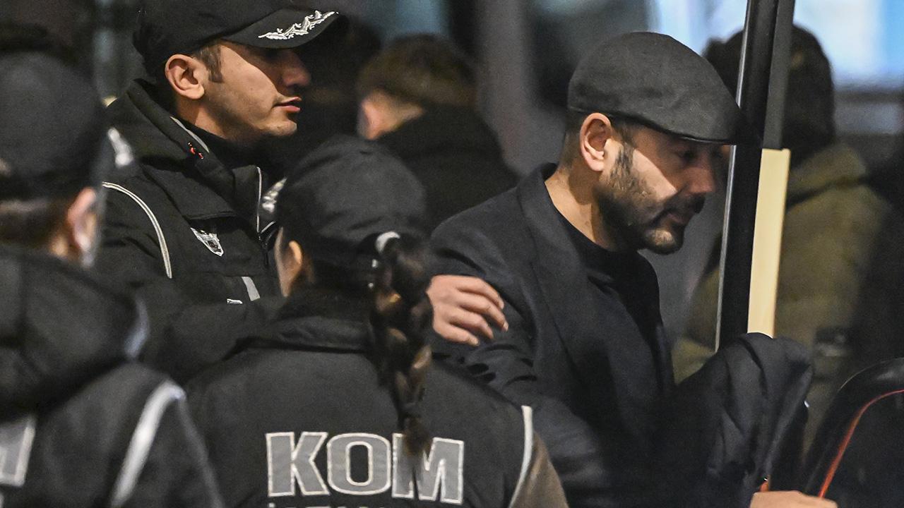 Beşiktaş Belediye Başkanı Akpolat görevden alındı.