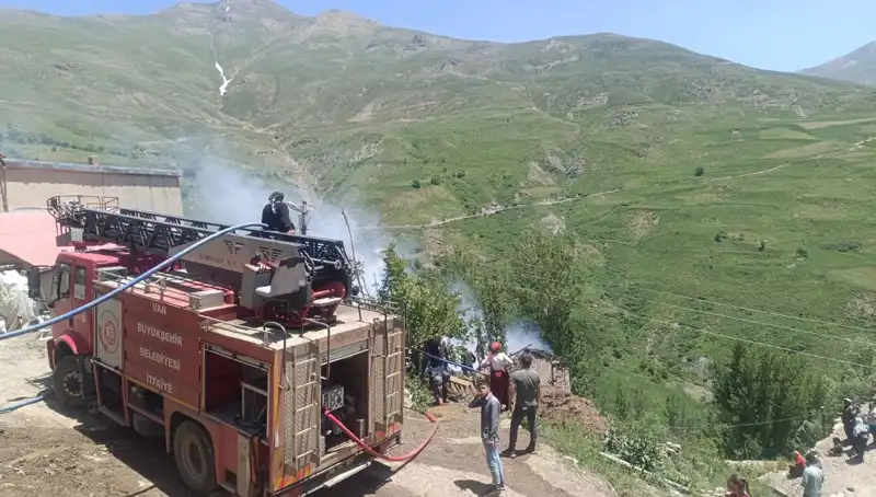 Van'daki Korkunç Yangında Bir Çocuğun Hayatını Kaybetmesi Tüm Şehri Sara Faka