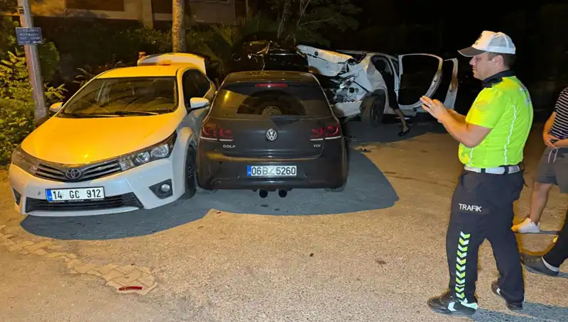 Alkollü Sürücü Sokağı Alt Üst Etti: Üç Araç Birden Hasar Gördü