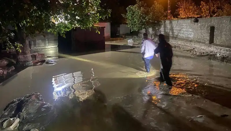 20 Dakikalık Yağış Felaketi: Evler Çöktü, Acil Tahliyeler Gerçekleşti