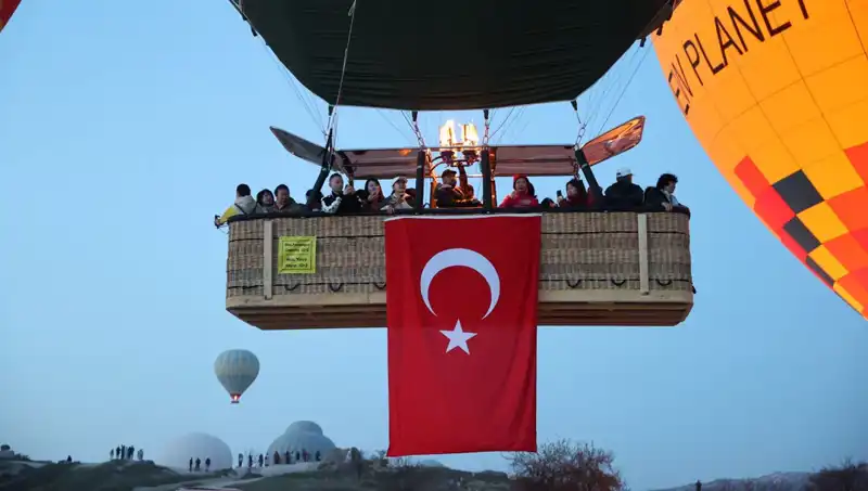 Kapadokya'da 23 Nisan Coşkusuna Özel Balon Gösterisi