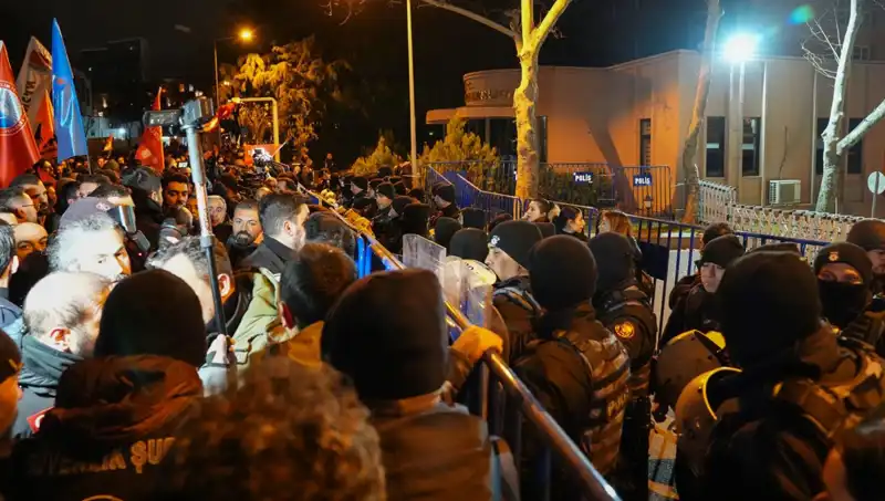 Ekrem İmamoğlu Protestolarında 16 Polis Yaralandı, 53 Kişi Gözaltında
