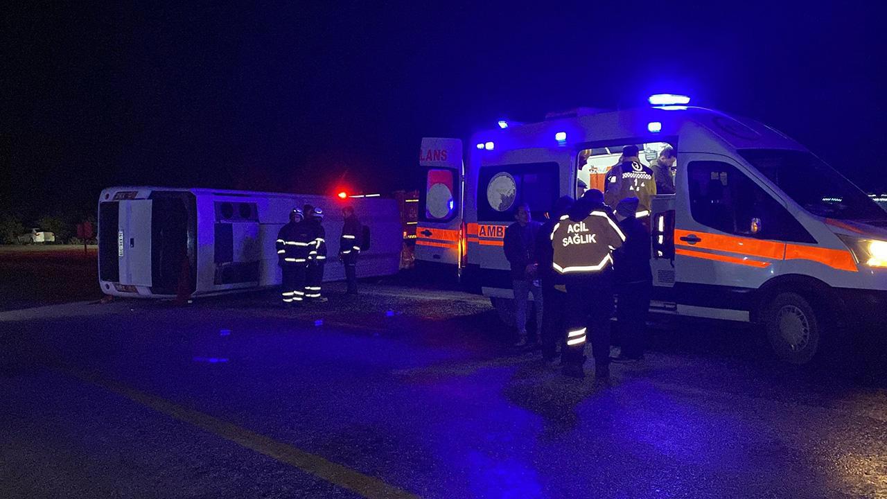 Cenazeye giden midibüs devrildi: 24 yaralı var