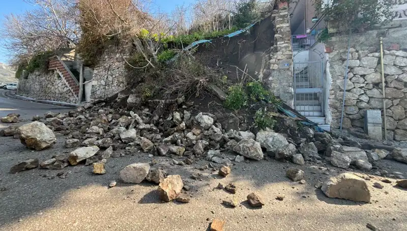 Yolda Çöken İstinat Duvarı, Şehirde Tehlike Oluşturdu!