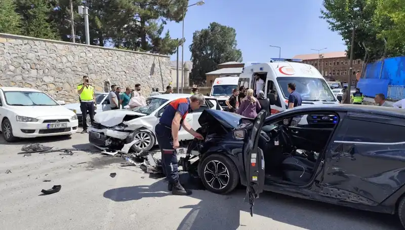 Bitlis'te Korkunç Trafik Kazasında 10 Kişi Yaralandı!